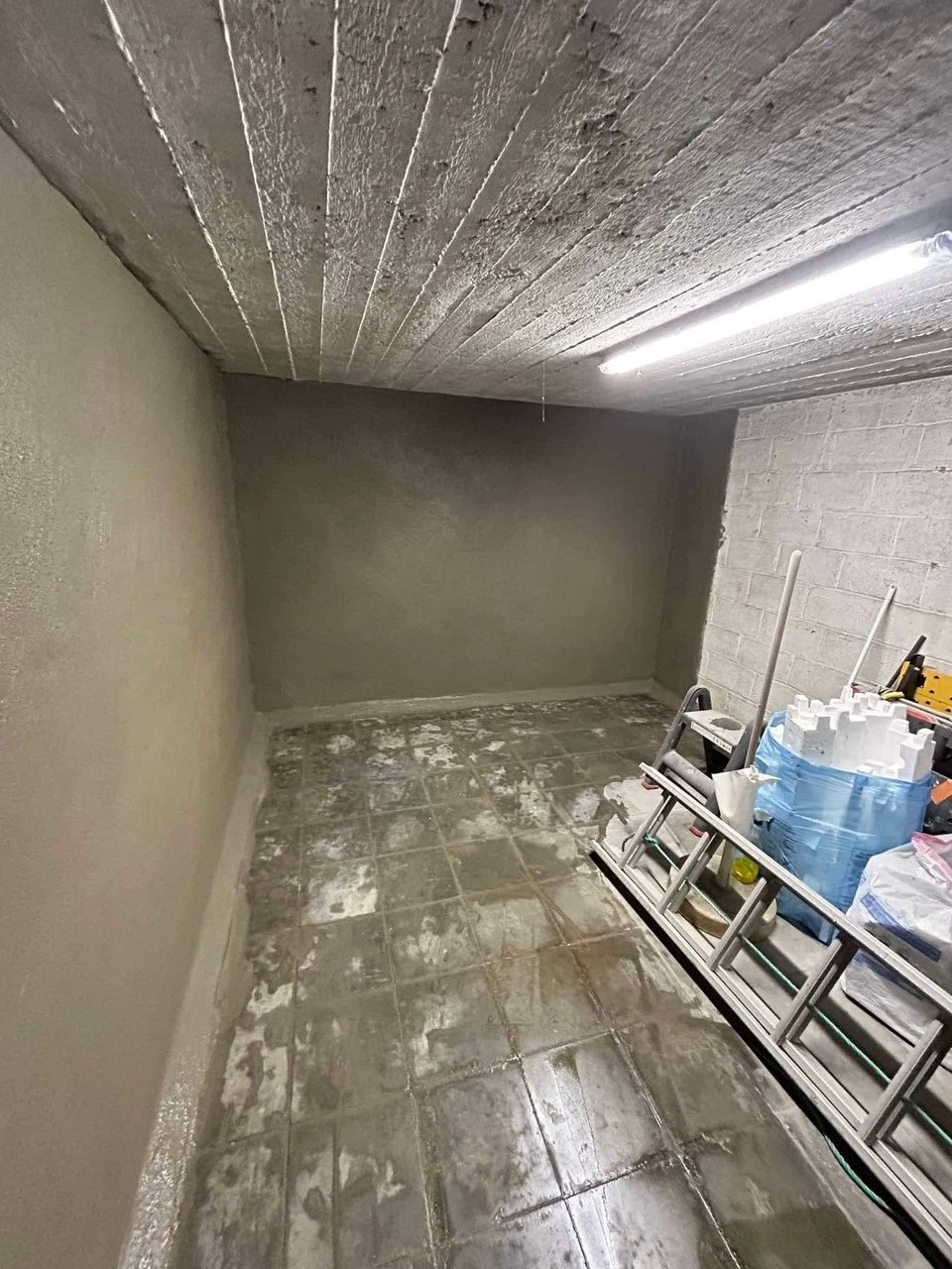 Cave rénovée avec un cimentage étanche appliqué sur les murs, assurant une protection durable contre l’humidité.