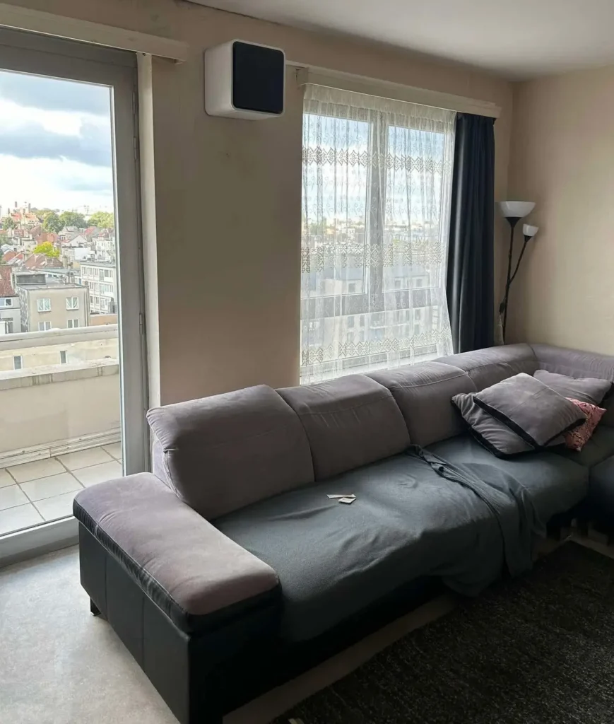 Boîte d’extraction installée sur mur intérieur pour lutter contre la condensation et améliorer la ventilation.