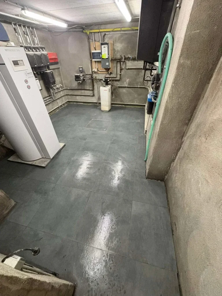 Cave traitée contre l’humidité avec un revêtement hydrofuge appliqué sur les murs en pierre, sol propre et sec.