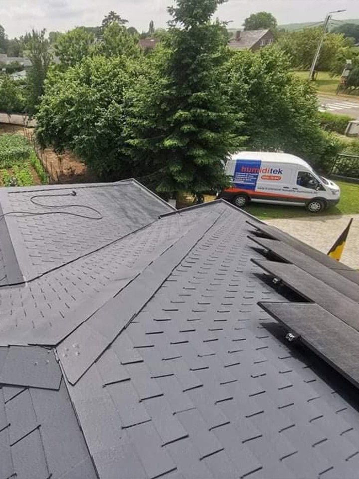 Toiture propre avec en arrière plan une camionnette de la société Humiditek