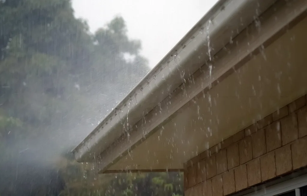 Mur humide avec la pluie