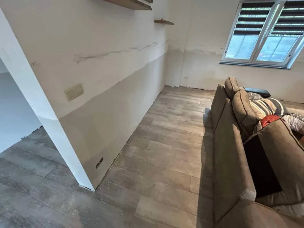 Mur intérieur rénové après plafonnage, surface lisse et prête à être peinte ou décorée.